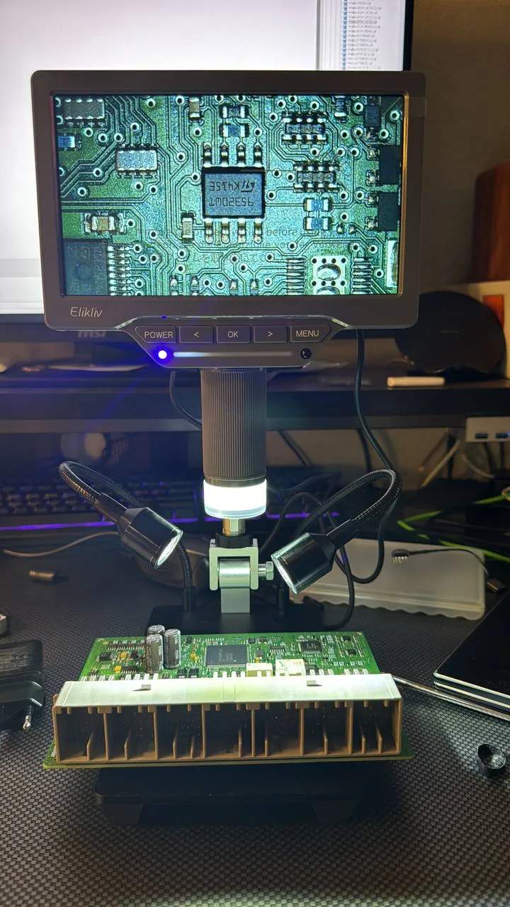 Digital microscope displaying a magnified circuit board chip during module diagnostics work